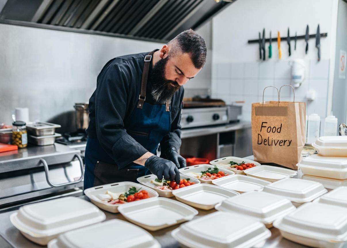Profissional preparando pedidos na cozinha