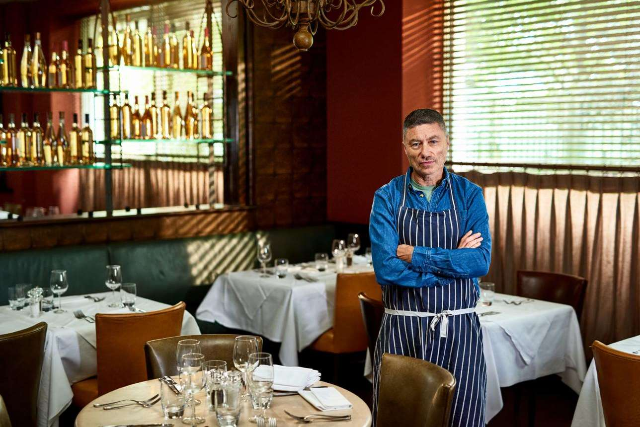 Mesas preparadas para atendimento em restaurante